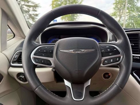 Certified 2023 Chrysler Pacifica Touring-L FWD image 20