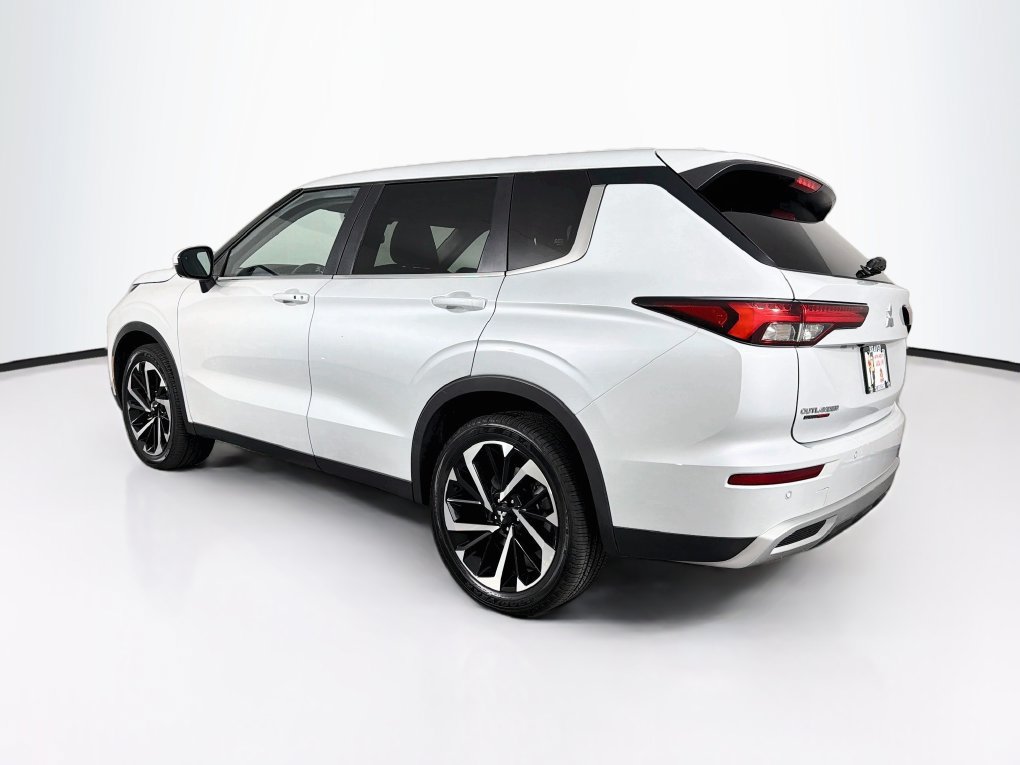 Used 2023 Mitsubishi Outlander SE FWD image 7