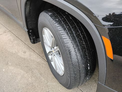 Used 2023 Chevrolet Traverse LT image 28