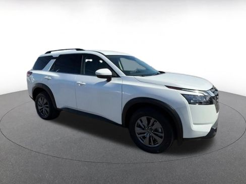 Used 2025 Nissan Pathfinder SV AWD/4WD image 2