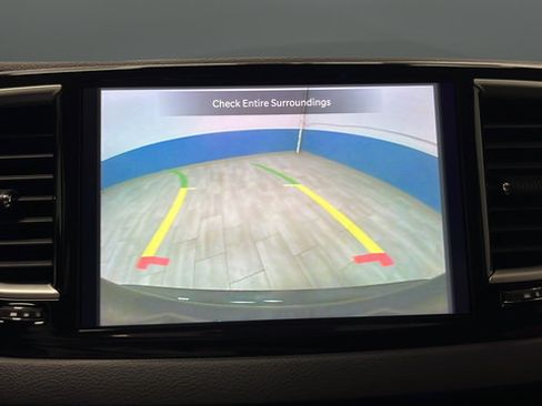 Used 2023 Chrysler Pacifica Touring-L FWD image 13