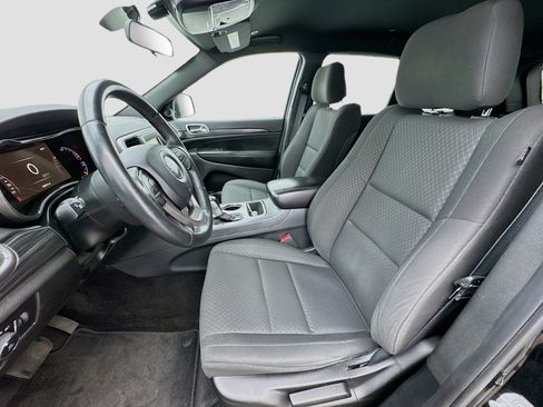 Used 2019 Jeep Grand Cherokee Laredo RWD image 13