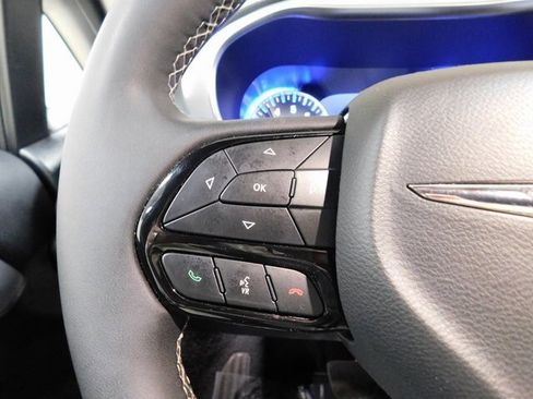 Used 2025 Chrysler Pacifica Limited image 24