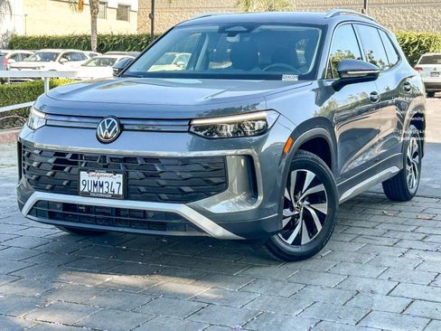 Used 2025 Volkswagen Tiguan S FWD image 1