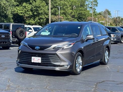Used 2023 Toyota Sienna Platinum AWD/4WD image 2