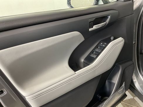 New 2026 Toyota Highlander XLE image 16