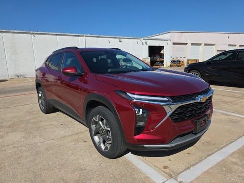 Used 2025 Chevrolet Trax LT FWD image 7