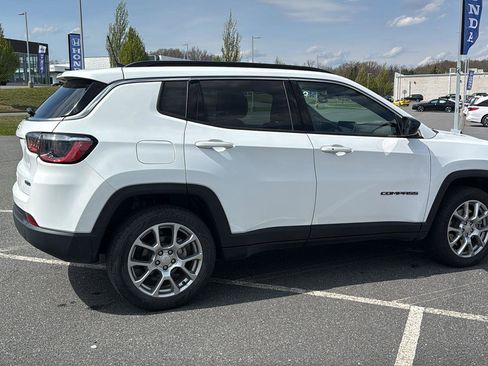 Used 2024 Jeep Compass Latitude AWD/4WD image 5