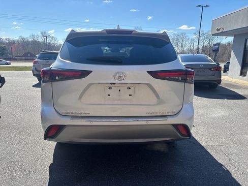 Used 2024 Toyota Highlander Platinum image 4