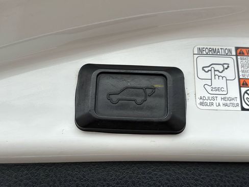 Used 2018 Toyota RAV4 XLE w/ Convenience Package image 7