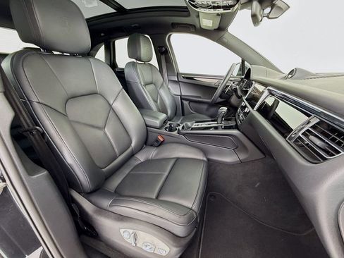 Certified 2025 Porsche Macan AWD/4WD image 32