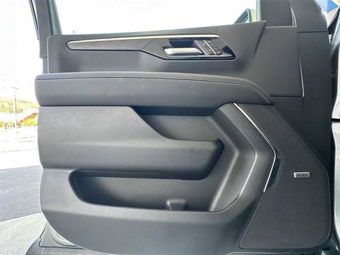 New 2025 Chevrolet Suburban Premier image 22