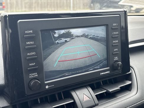 Used 2021 Toyota RAV4 LE image 28