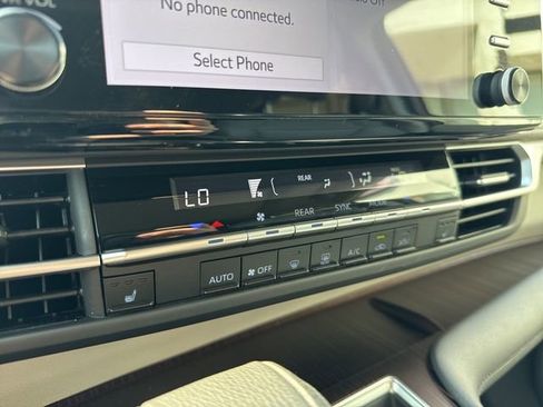 Used 2023 Toyota Sienna XLE image 18