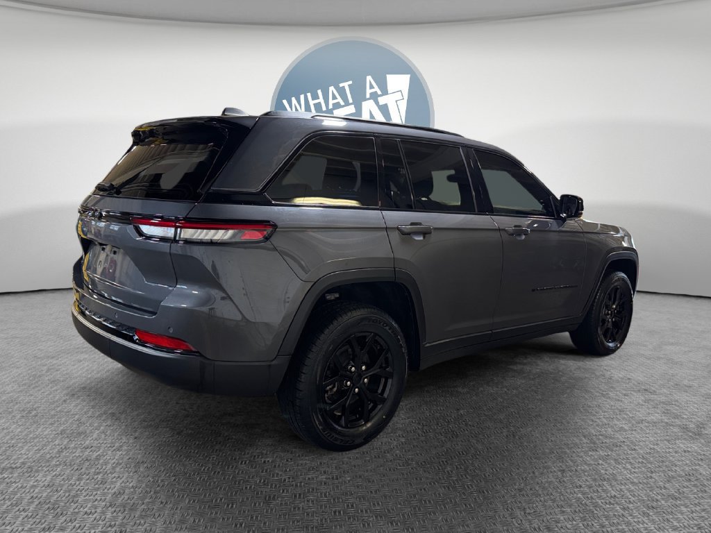 Used 2024 Jeep Grand Cherokee Altitude AWD/4WD image 3