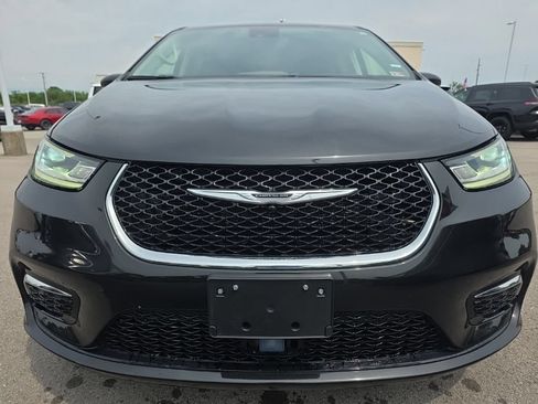 Used 2023 Chrysler Pacifica Touring-L FWD image 2