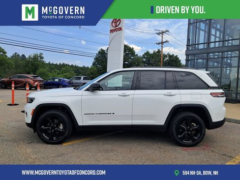 Used 2023 Jeep Grand Cherokee Limited w/ Black Appearance Package AWD/4WD image 2