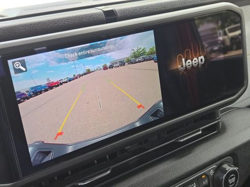 Used 2024 Jeep Gladiator Willys AWD/4WD image 21