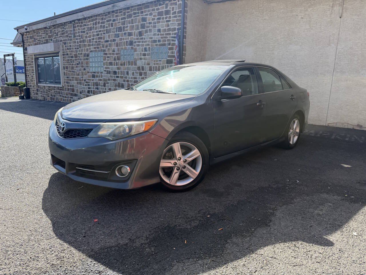 Used 2014 Toyota Camry SE w/ Moonroof Package FWD image 2