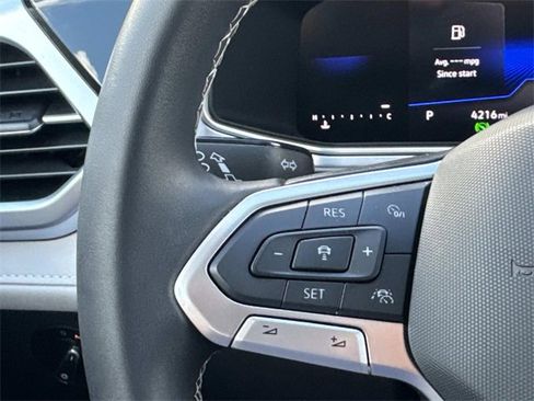 Certified 2025 Volkswagen Taos SE w/ Panoramic Sunroof Package image 18