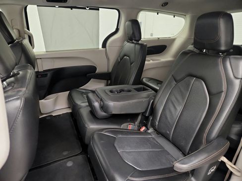 Used 2019 Chrysler Pacifica Touring-L FWD image 22