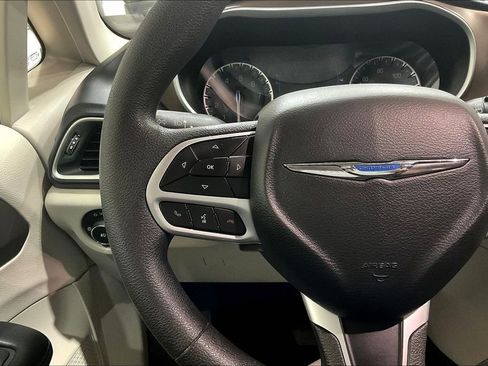 Used 2018 Chrysler Pacifica Touring Plus image 18