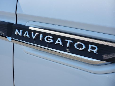 Used 2023 Lincoln Navigator Reserve AWD/4WD image 8