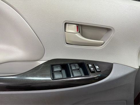 Used 2014 Toyota Sienna LE FWD image 16