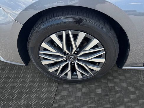 Used 2024 Nissan Altima 2.5 SV FWD image 14