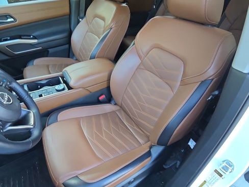 Used 2024 Nissan Pathfinder Platinum AWD/4WD image 14