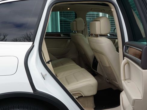 Used 2014 Volkswagen Touareg TDI image 25