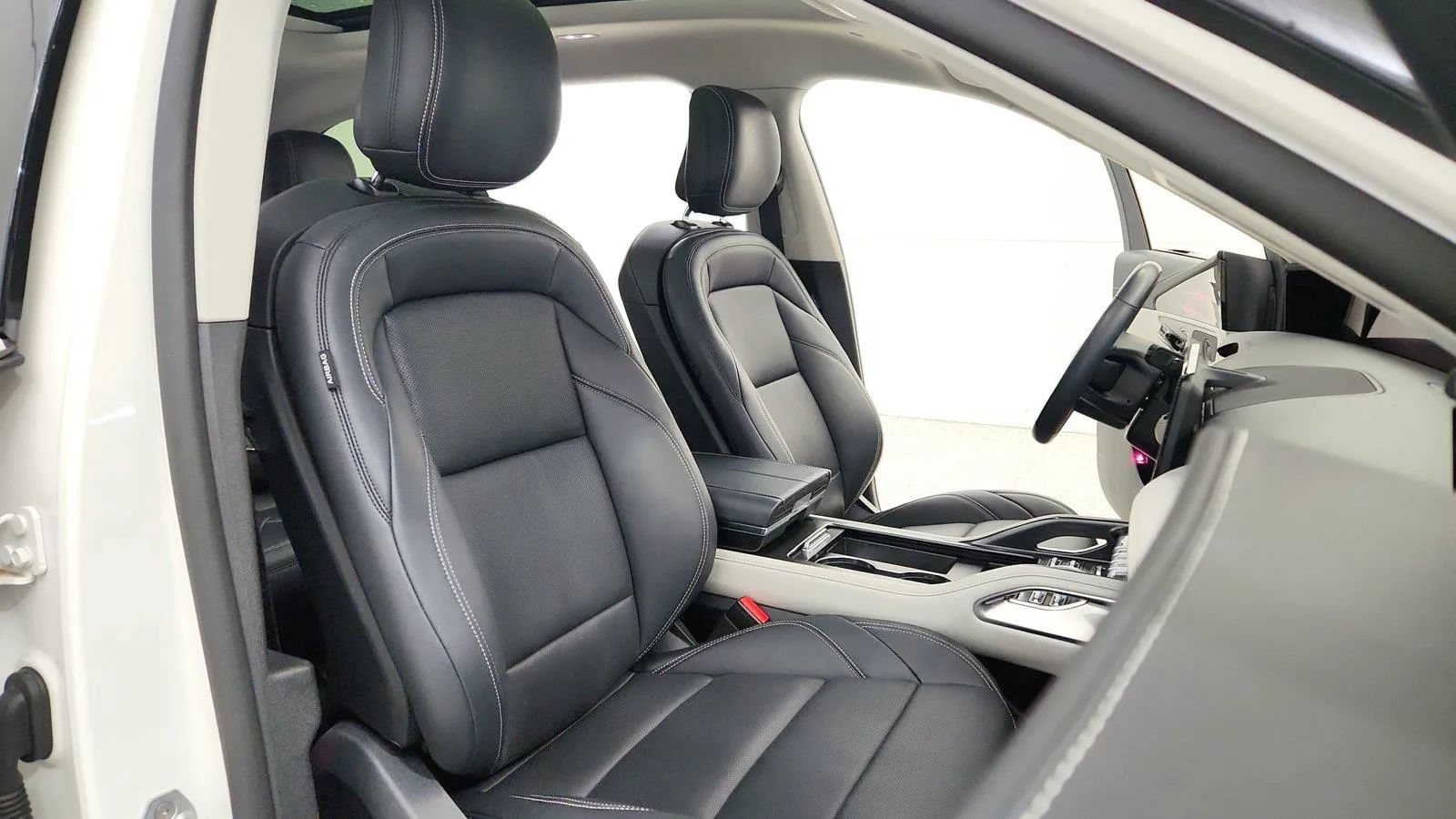 Used 2024 Lincoln Nautilus Premier w/ Equipment Group 102A AWD/4WD image 32