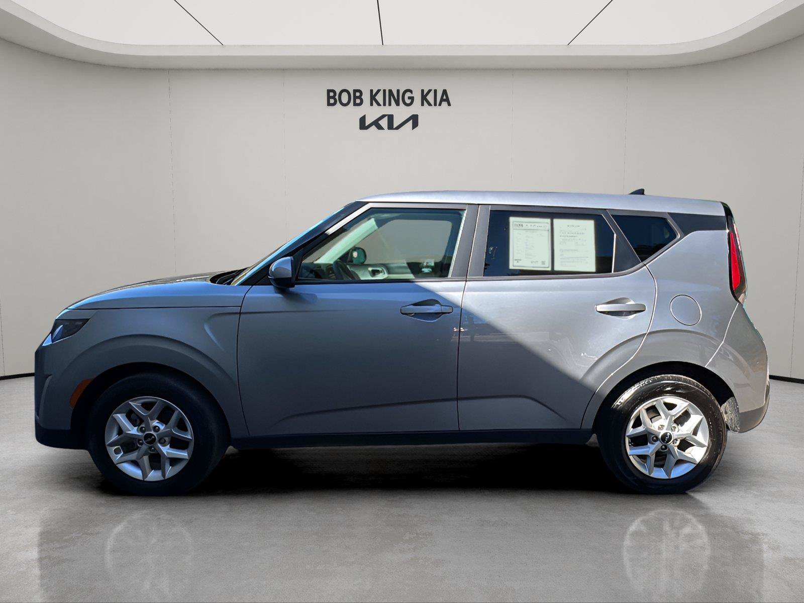 Used 2025 Kia Soul LX w/ LX Technology Package FWD image 2