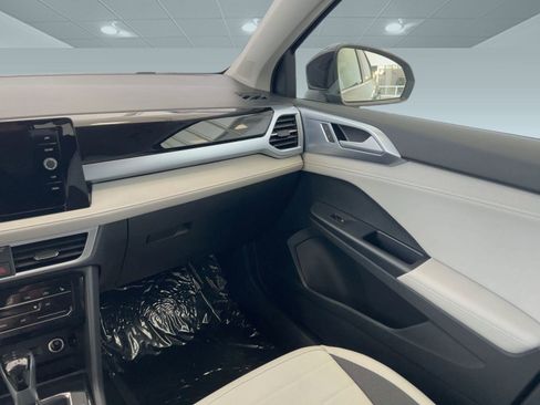 New 2026 Volkswagen Taos SE image 27