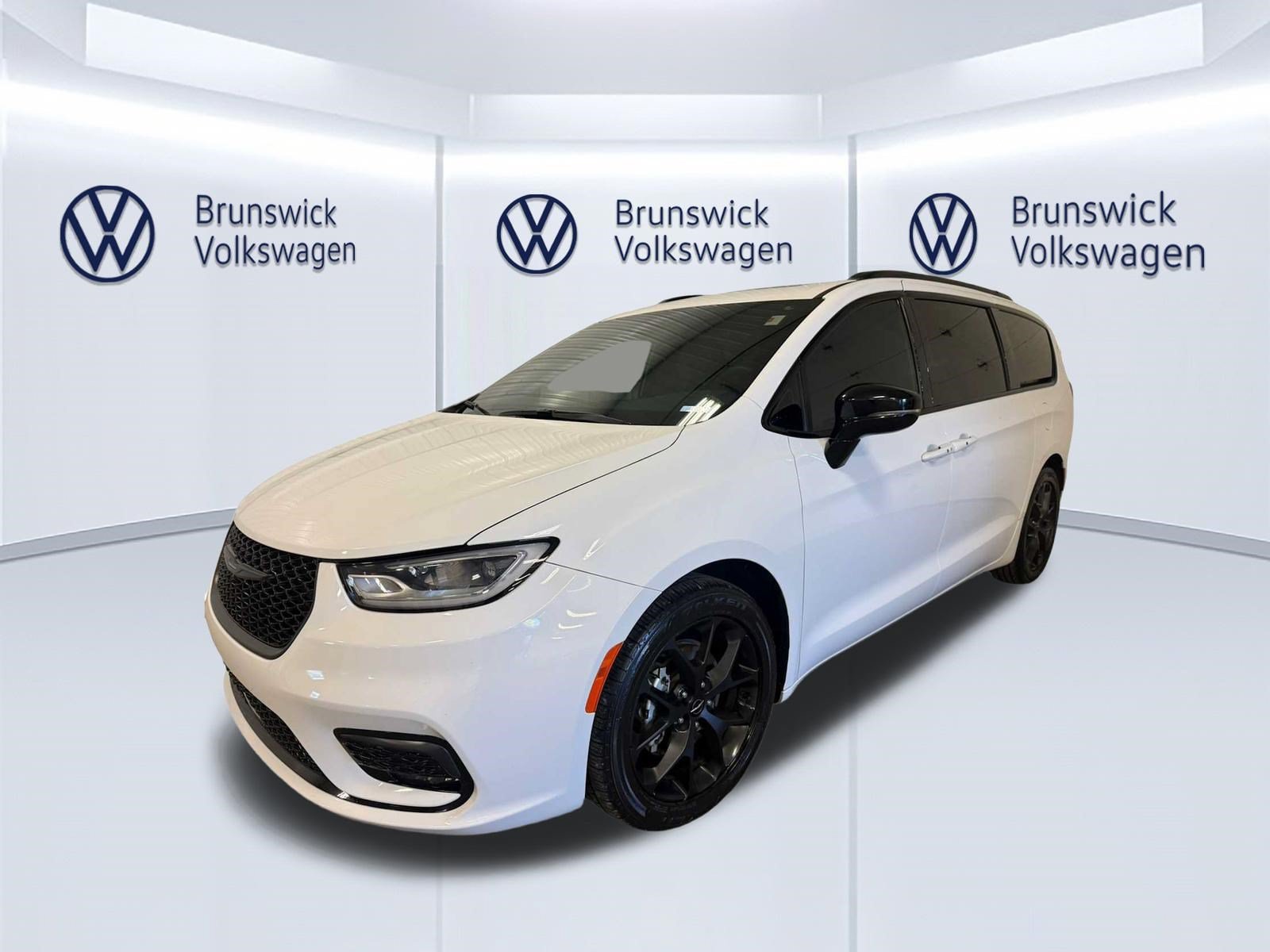 Used 2024 Chrysler Pacifica Limited w/ S Appearance Package FWD image 6