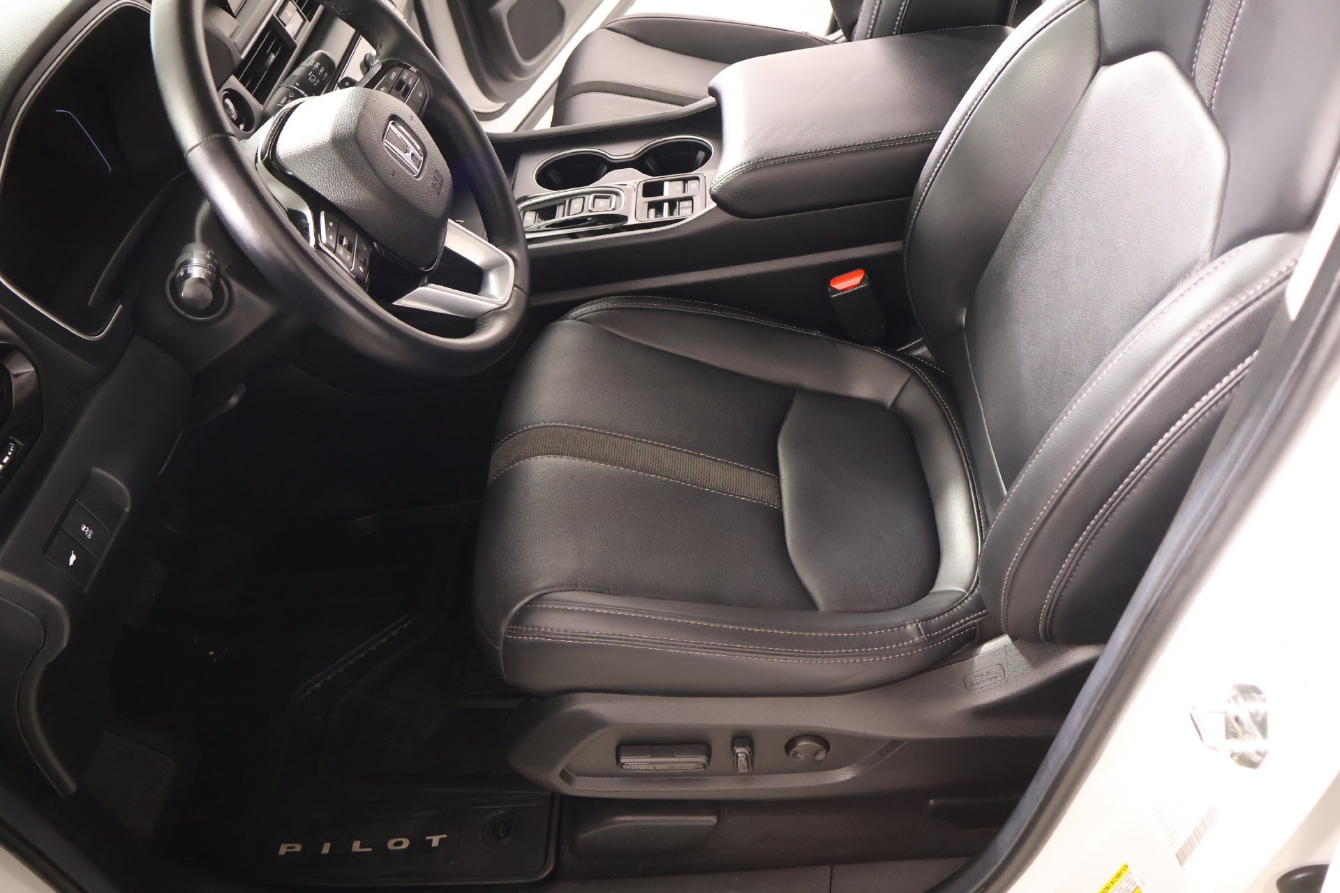 Used 2025 Honda Pilot Touring image 11