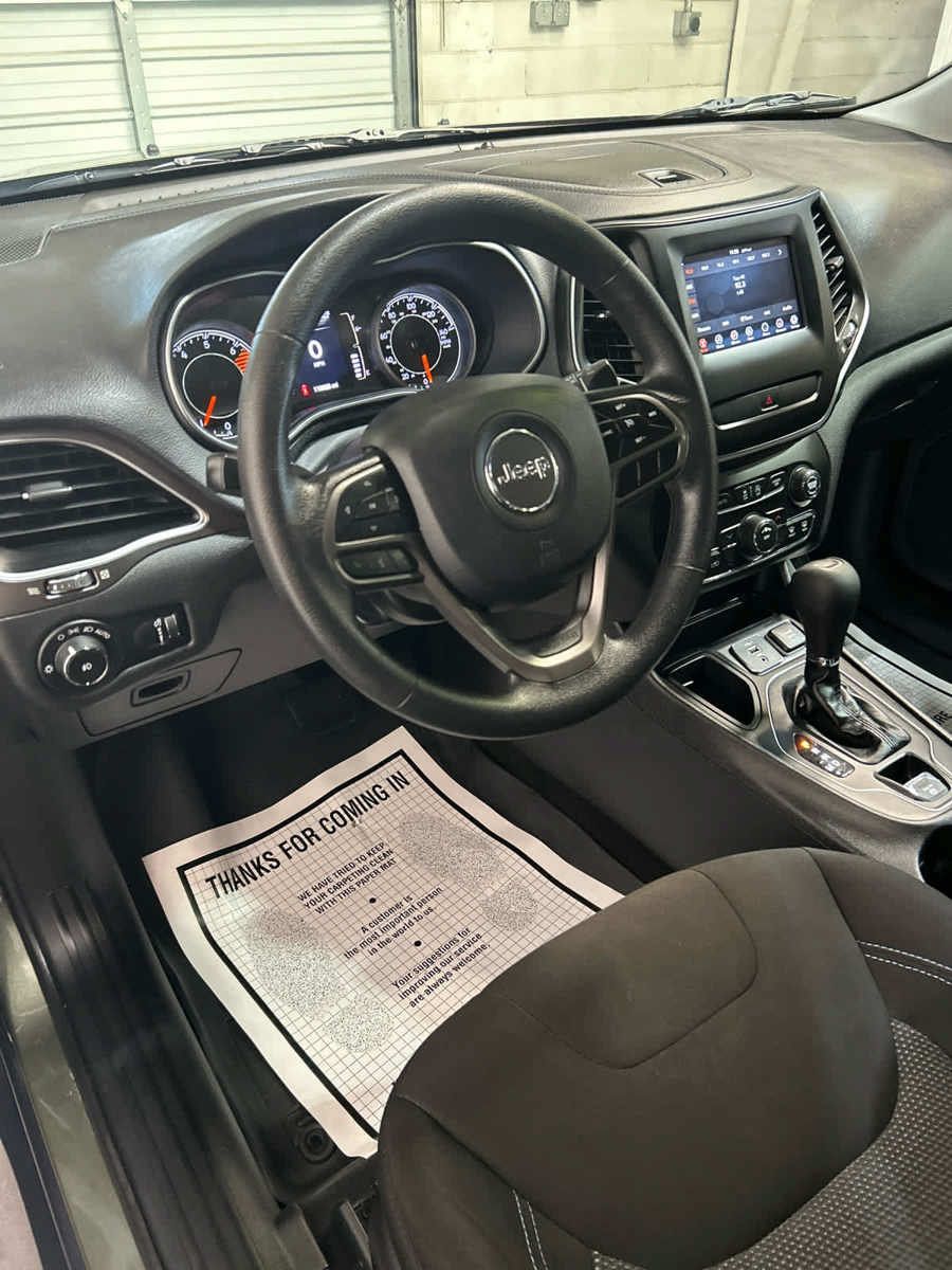 Used 2019 Jeep Cherokee Latitude w/ Popular Appearance Group FWD image 9