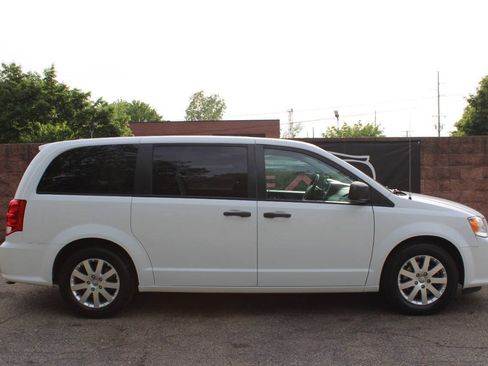 Used 2019 Dodge Grand Caravan SE w/ UConnect Hands-Free Group FWD image 5