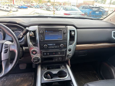 Used 2018 Nissan Titan SL image 9