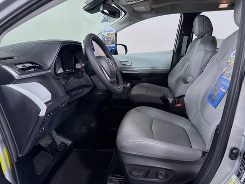 Used 2025 Toyota Sienna XLE w/ XLE Plus Package image 6