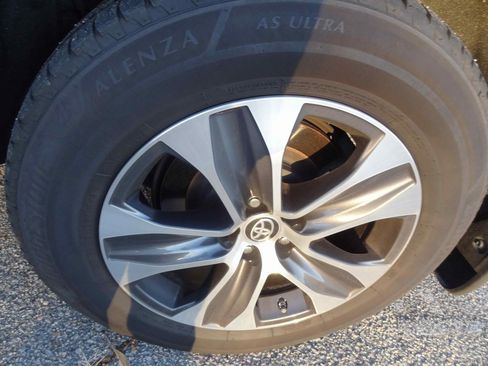 Used 2023 Toyota Highlander XLE image 12