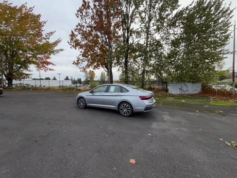 Used 2025 Volkswagen Jetta SE image 16