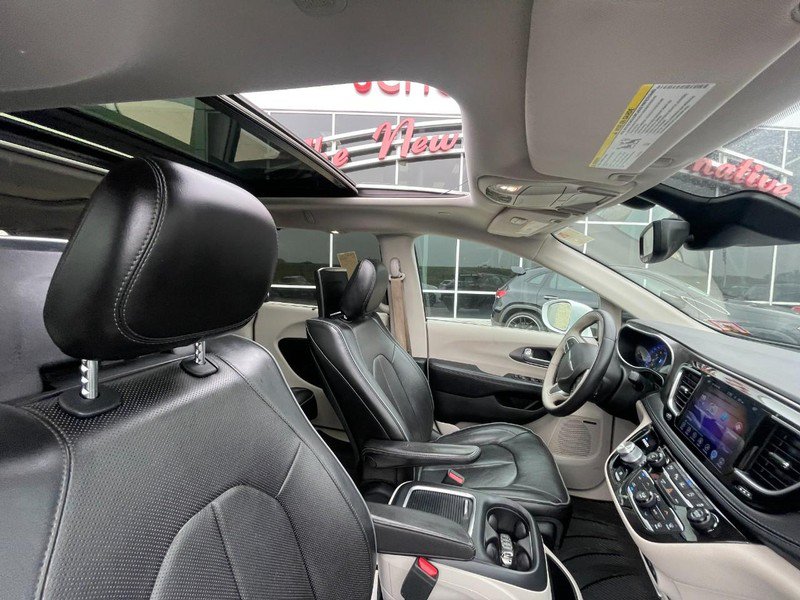 Used 2017 Chrysler Pacifica Limited FWD image 3