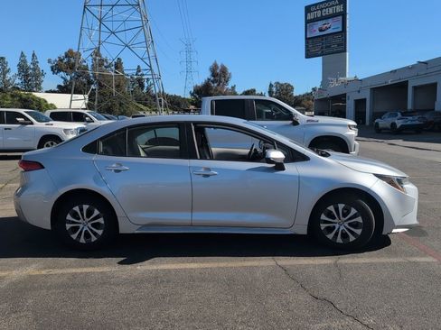 Used 2022 Toyota Corolla LE image 2