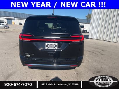 Used 2025 Chrysler Pacifica Select