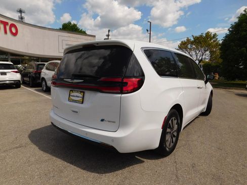 Used 2024 Chrysler Pacifica Limited FWD image 5