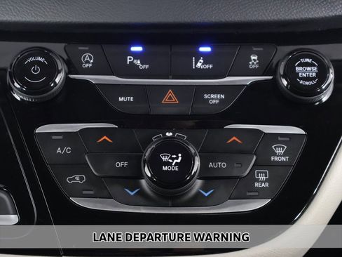 Used 2024 Chrysler Pacifica Touring-L image 5