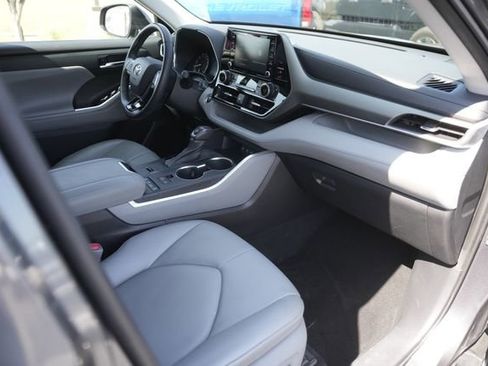 Used 2021 Toyota Highlander XLE image 18