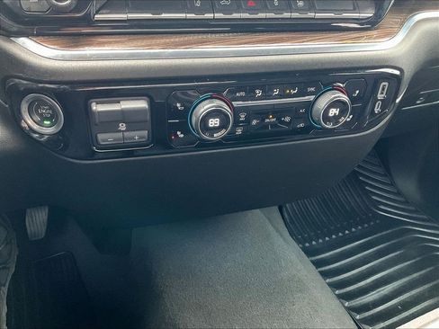 Used 2024 Chevrolet Silverado 2500 LT w/ Convenience Package image 24