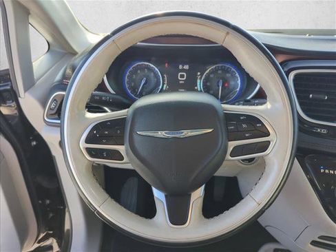 Used 2020 Chrysler Pacifica Limited image 17